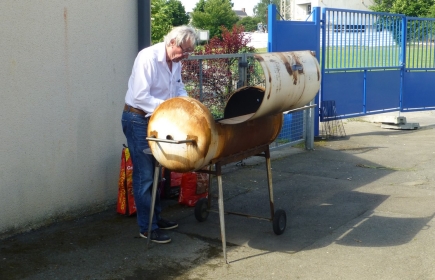 Le Rotary prépare le barbecue pour les galettes-saucisses
